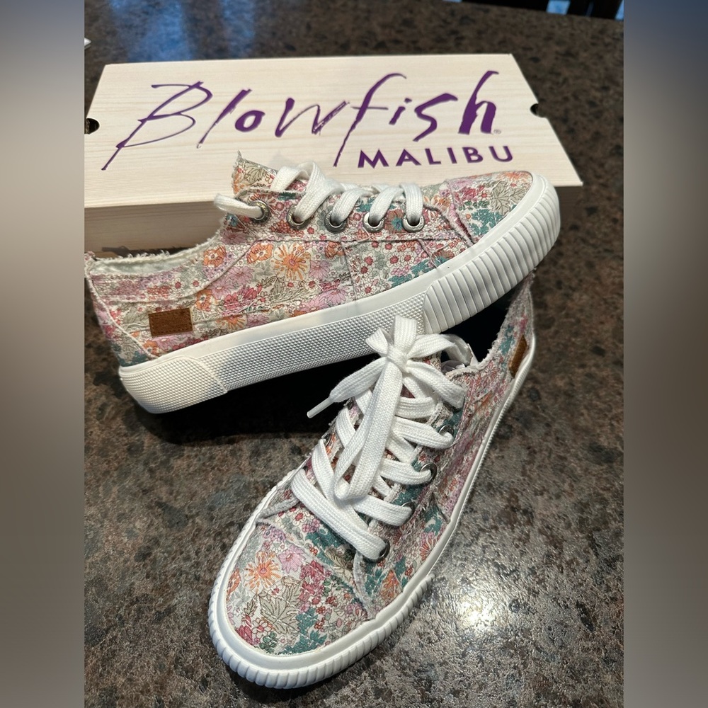 New in box size 9 blowfish clay floral tennies